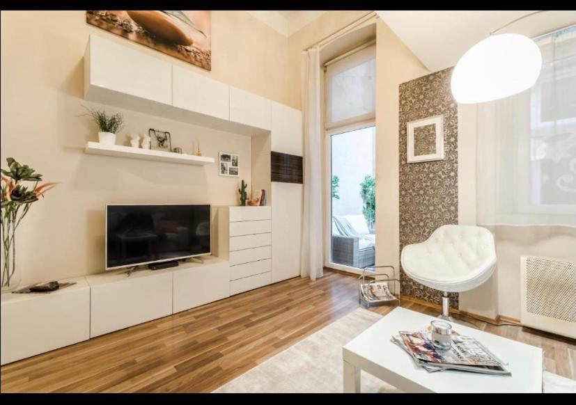 Center Studio With Sauna And Patio Apartment Budapest Ngoại thất bức ảnh